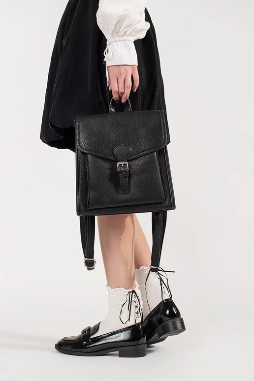 Mustade naiste seljakott