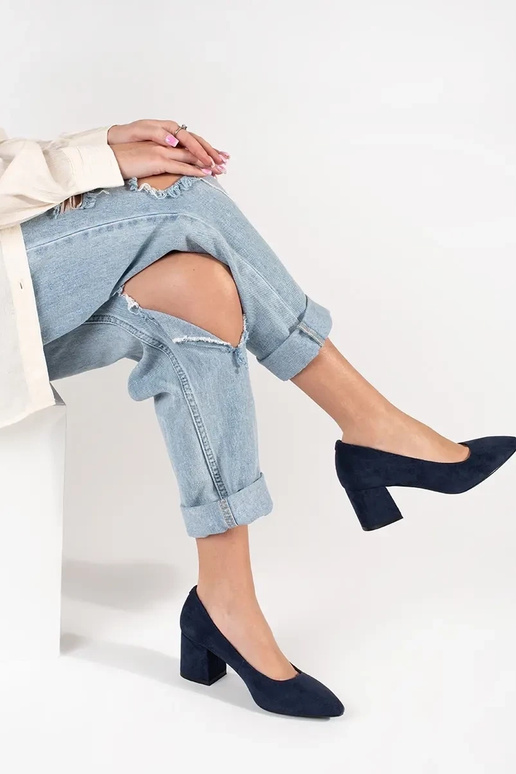 Tumedate siniste kõrge kontsaga...