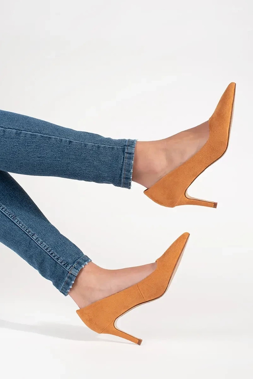 Prunid kõrge kontsaga kingad