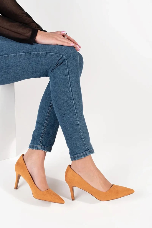 Prunid kõrge kontsaga kingad