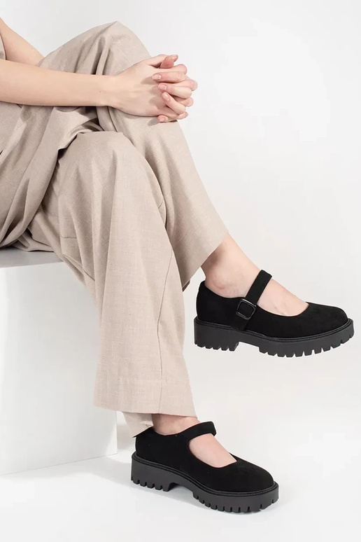 Mustad poolsaapad platvormiga sametist Mustad poolsaapad platvormiga sametist