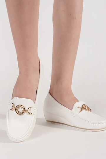 Valged mokasiinid kontsaga... 2