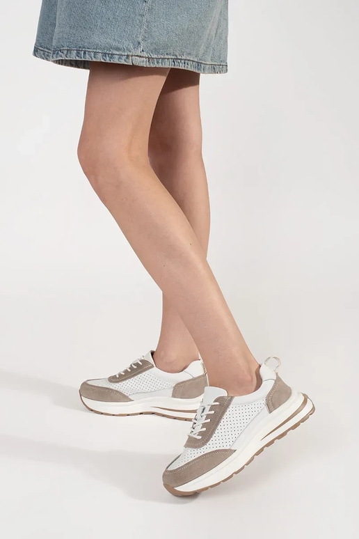 Nahast aukudega sportjalatsid paksu... Nahast aukudega sportjalatsid paksu...