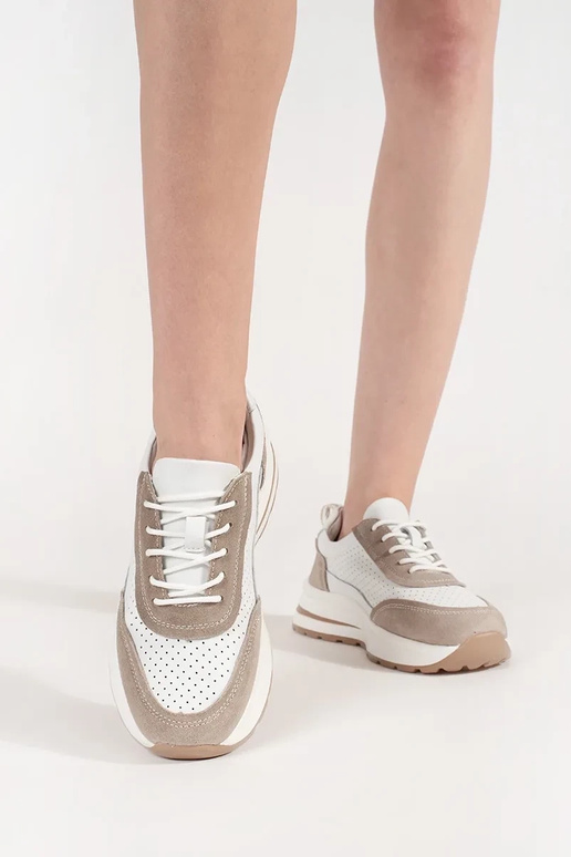 Nahast aukudega sportjalatsid paksu... Nahast aukudega sportjalatsid paksu...