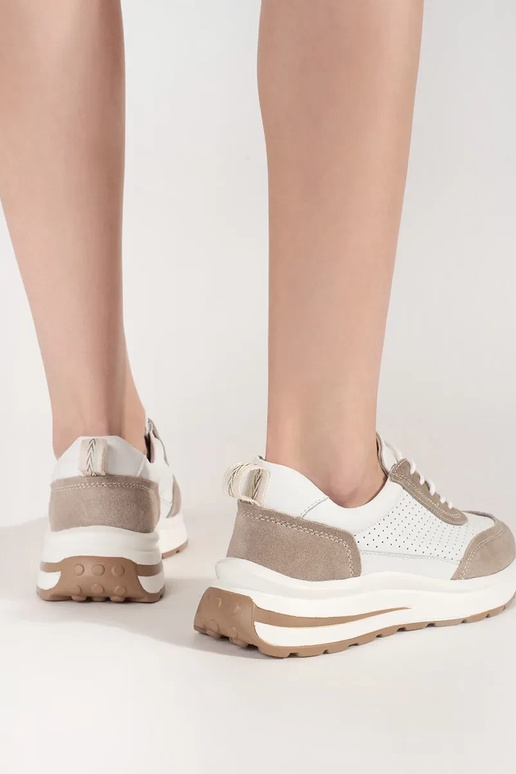 Nahast aukudega sportjalatsid paksu... Nahast aukudega sportjalatsid paksu...