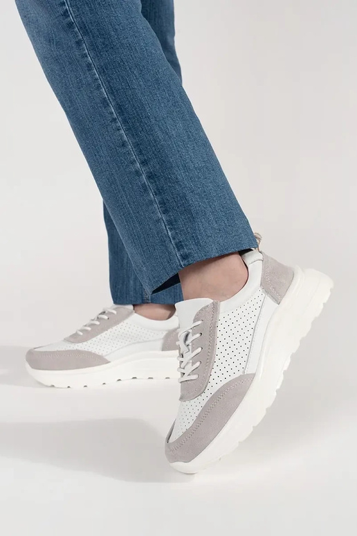 Nahast aukudega sportjalatsid paksu... Nahast aukudega sportjalatsid paksu...