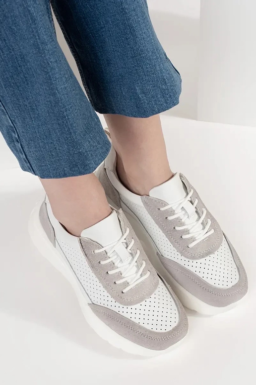 Nahast aukudega sportjalatsid paksu... Nahast aukudega sportjalatsid paksu...