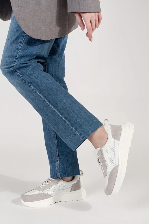 Nahast aukudega sportjalatsid paksu... Nahast aukudega sportjalatsid paksu...