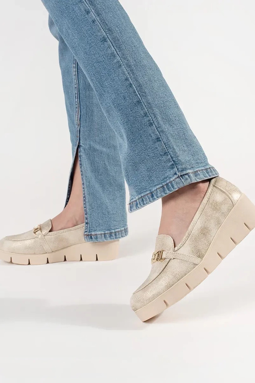 Kuldne mokasiin kõrge kontsaga ahelaga