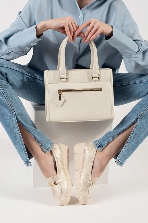 Kuldne mokasiin kõrge kontsaga ahelaga