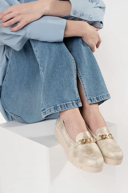 Kuldne mokasiin kõrge kontsaga ahelaga