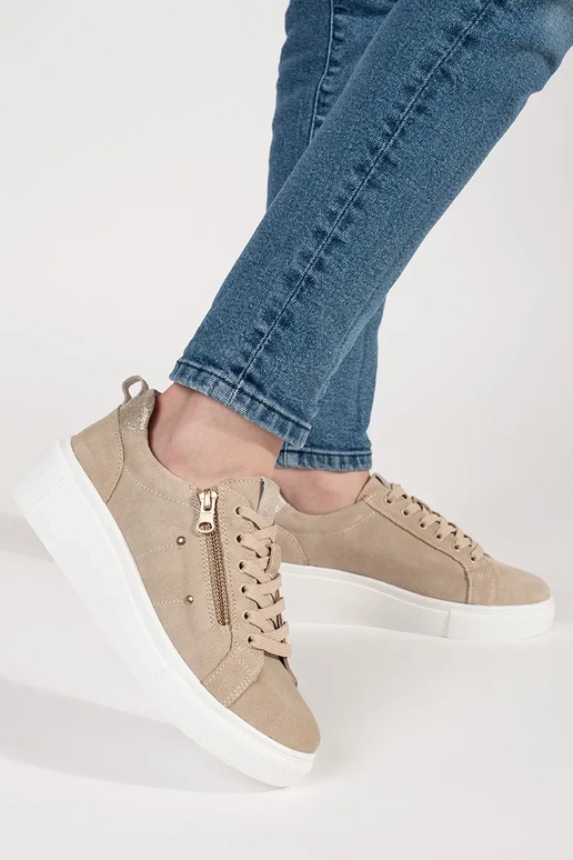 Beežid sneakers mudel jalanõud paksu... Beežid sneakers mudel jalanõud paksu...