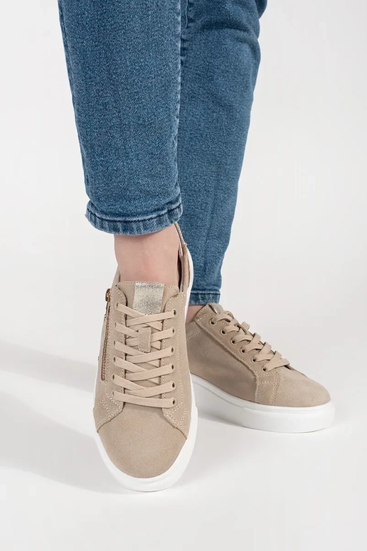 Beežid sneakers mudel jalanõud paksu... Beežid sneakers mudel jalanõud paksu...