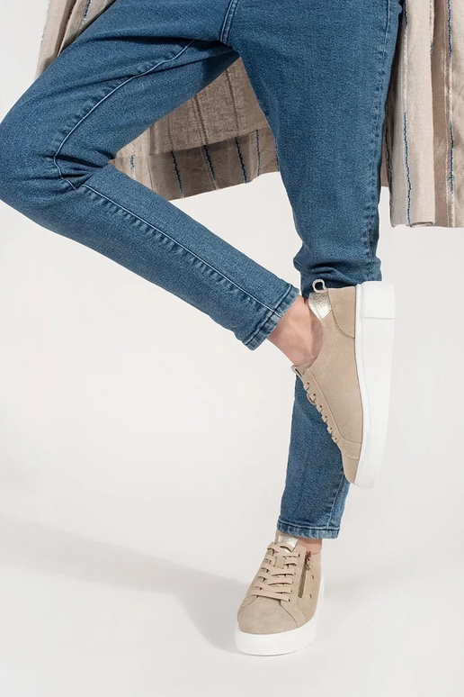 Beežid sneakers mudel jalanõud paksu... Beežid sneakers mudel jalanõud paksu...