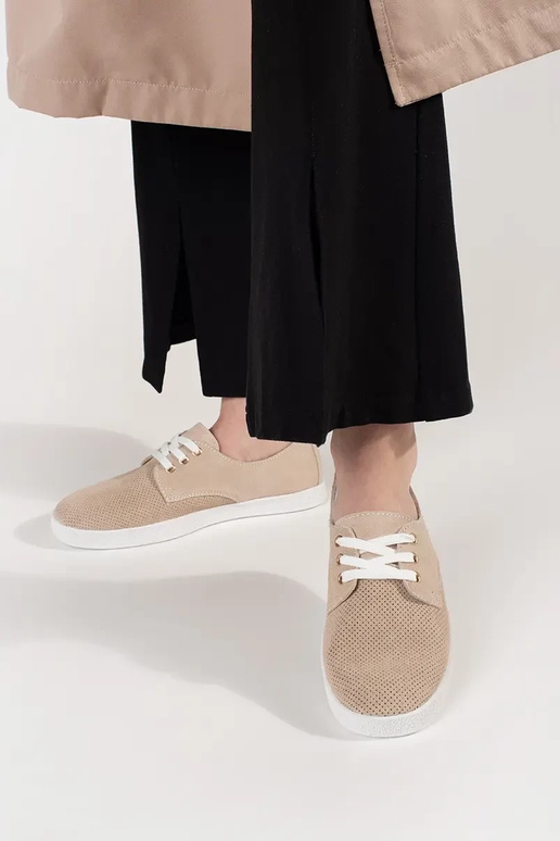 Beeži värvi sportlikud kingad... Beeži värvi sportlikud kingad...