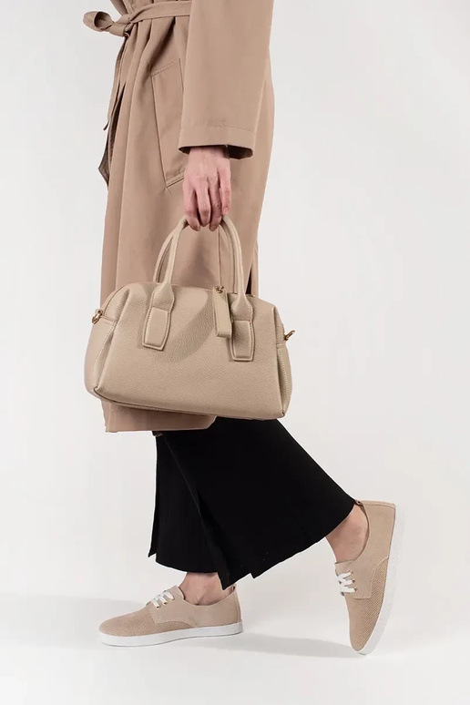 Beeži värvi sportlikud kingad... Beeži värvi sportlikud kingad...