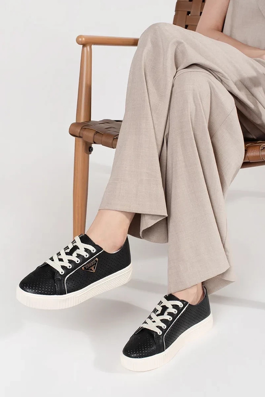 Mustad nahast sneakers mudel jalanõud... Mustad nahast sneakers mudel jalanõud...