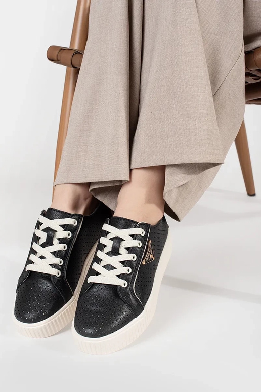 Mustad nahast sneakers mudel jalanõud... Mustad nahast sneakers mudel jalanõud...