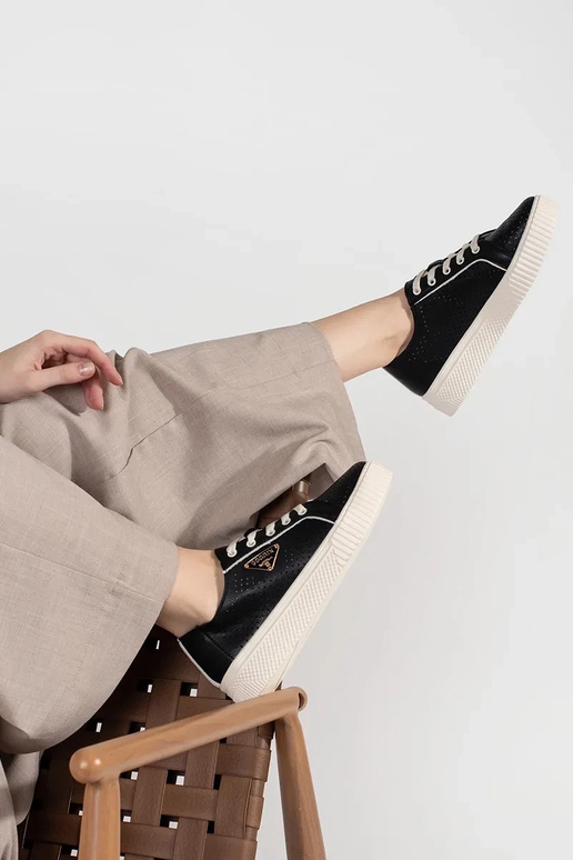 Mustad nahast sneakers mudel jalanõud... Mustad nahast sneakers mudel jalanõud...