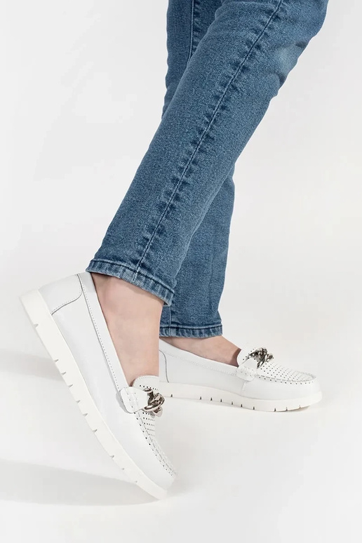 Valged nahast mokasiinid kettiga...