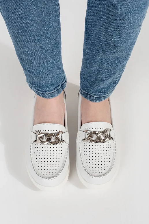 Valged nahast mokasiinid kettiga...