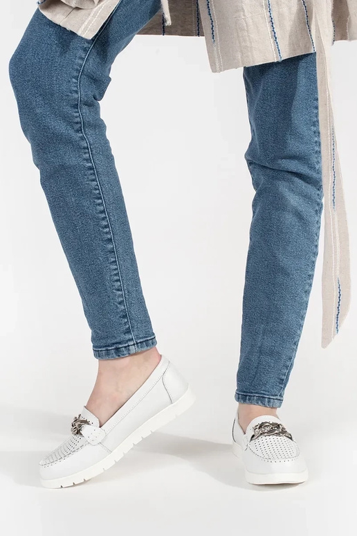 Valged nahast mokasiinid kettiga...