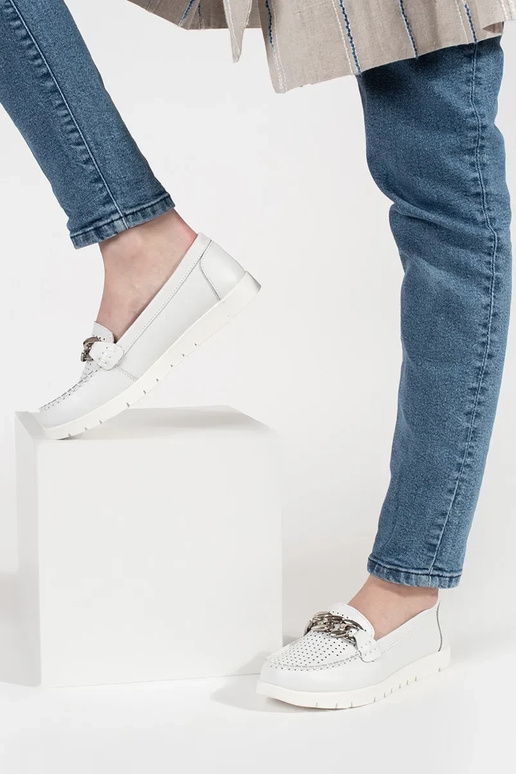 Valged nahast mokasiinid kettiga...