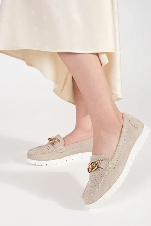 Beež nahkne mokasiin, millel on ahel... Beež nahkne mokasiin, millel on ahel...