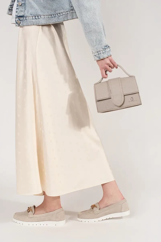 Beež nahkne mokasiin, millel on ahel... Beež nahkne mokasiin, millel on ahel...