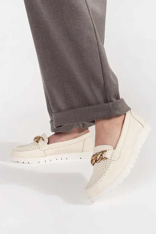 Beeži nahast mokasiin ahelaga platvormil