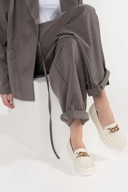 Beeži nahast mokasiin ahelaga platvormil