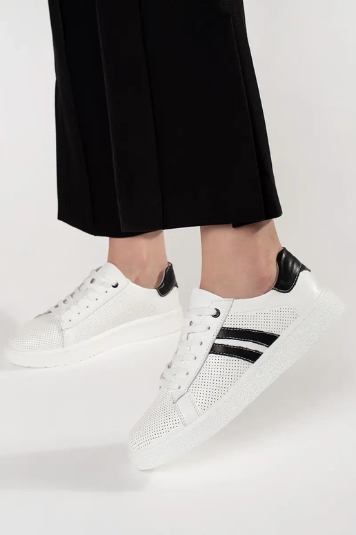 Valged sportlikud kingad õhulised... Valged sportlikud kingad õhulised...