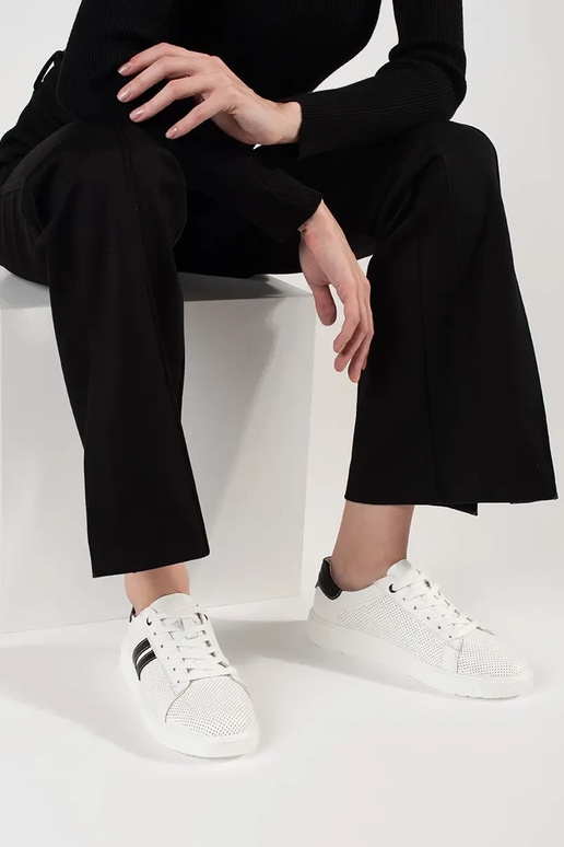 Valged sportlikud kingad õhulised... Valged sportlikud kingad õhulised...