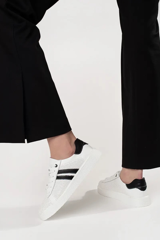 Valged sportlikud kingad õhulised... Valged sportlikud kingad õhulised...