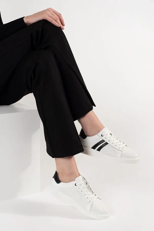 Valged sportlikud kingad õhulised... Valged sportlikud kingad õhulised...