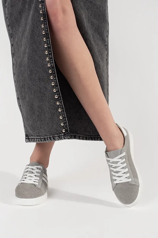 Hallid loodusnahast õhkuvad kingad Hallid loodusnahast õhkuvad kingad