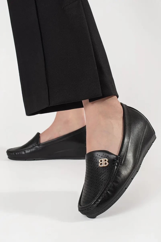 Mustad naiste poolsaapad peidetud...