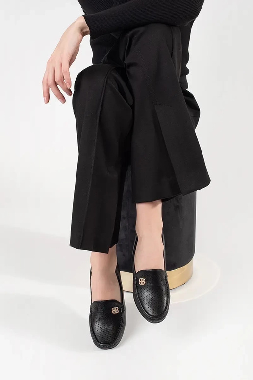 Mustad naiste poolsaapad peidetud...