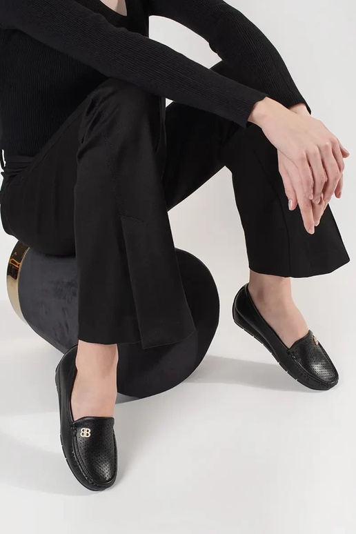 Mustad naiste poolsaapad peidetud...