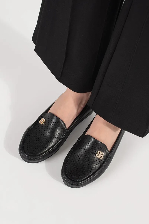 Mustad naiste poolsaapad peidetud...