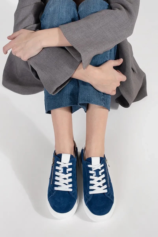 Sinised sneakers mudel jalanõud paksu... Sinised sneakers mudel jalanõud paksu...