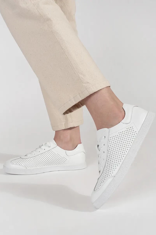 Valged sportjalatsid aukudega... Valged sportjalatsid aukudega...