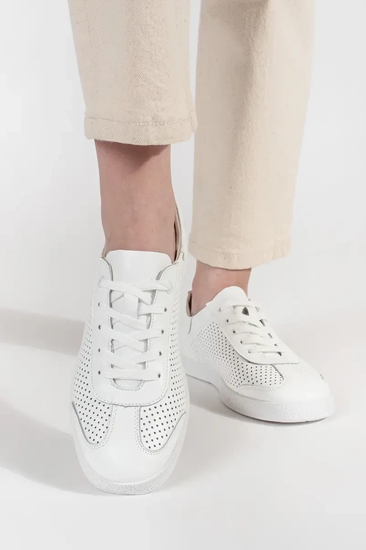 Valged sportjalatsid aukudega... Valged sportjalatsid aukudega...