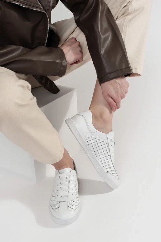 Valged sportjalatsid aukudega... Valged sportjalatsid aukudega...