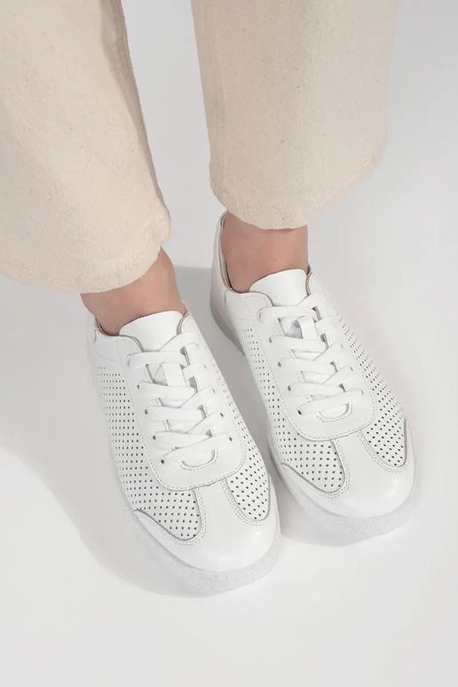 Valged sportjalatsid aukudega... Valged sportjalatsid aukudega...