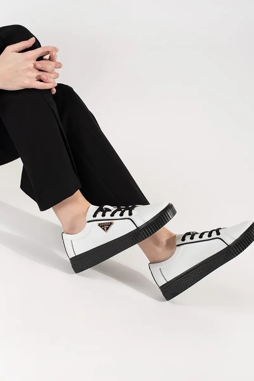 Valged ja mustad nahast Sneakers... Valged ja mustad nahast Sneakers...