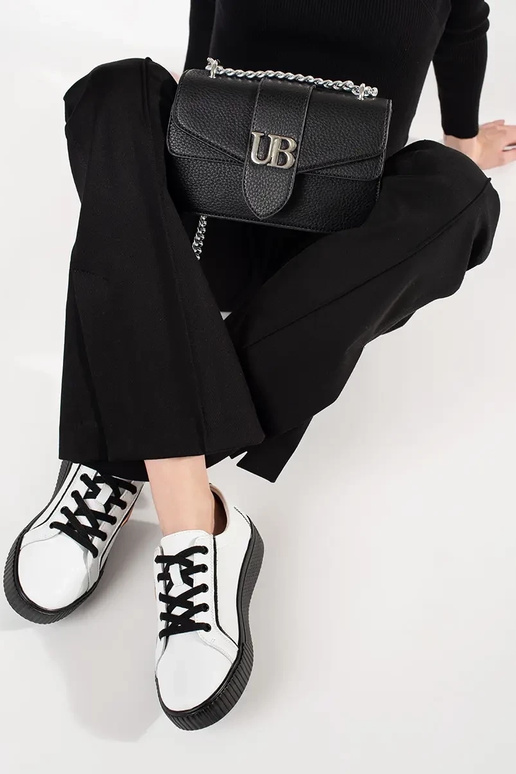 Valged ja mustad nahast Sneakers... Valged ja mustad nahast Sneakers...