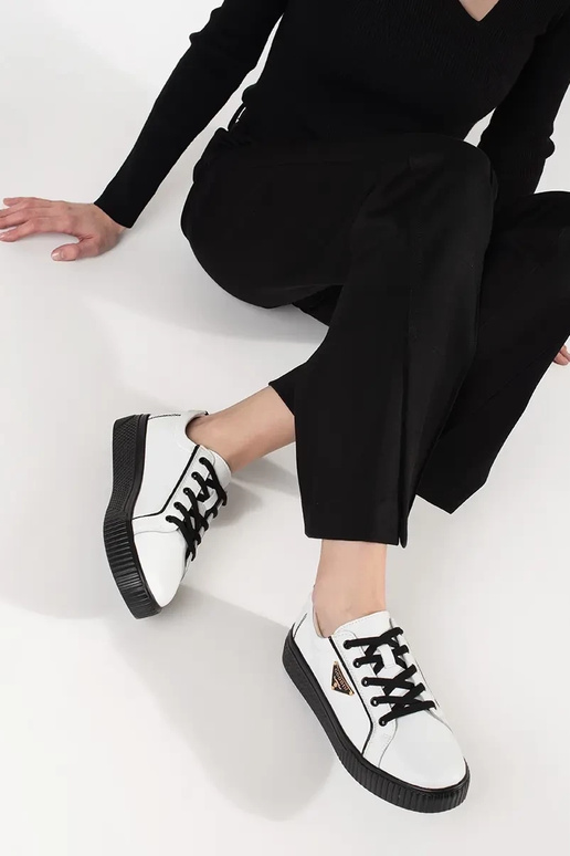 Valged ja mustad nahast Sneakers... Valged ja mustad nahast Sneakers...