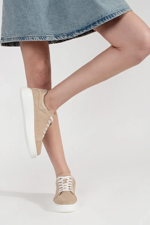 Beežid nahast sneakers mudel jalanõud... Beežid nahast sneakers mudel jalanõud...