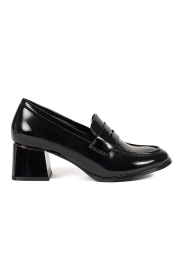 Mustad poolsaapad kõrgetel...